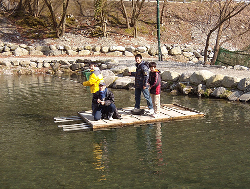 2010ミステリーツアーいかだに乗る