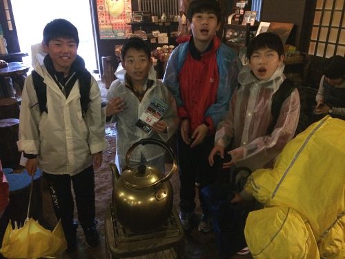 甘酒茶屋に避難